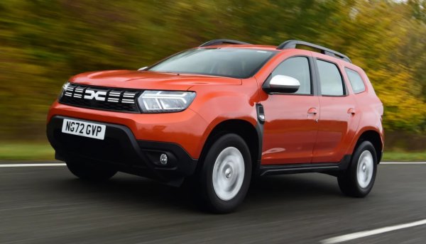 Фразата &bdquo;по-малкото е повече&ldquo; е тази, която несъмнено се отнася за румънския SUV. Eдин от най-безпроблемните автомобили на пазара, да не говорим, че е от най-евтините, но също така и надежден. Неслучайно печели куп награди.
Опциите за задвижване са променени спрямо предишното второ поколение автомобил, за да включват по-икономична хибридна опция, използваща познатия 1,6-литров бензинов четирицилиндров двигател, както се вижда в Jogger Hybrid. 

Бензиновият двигател работи с два електрически мотора (електромотор с 49 к.с. и стартер генератор), за да осигури максимална комбинирана мощност от 138 к.с. Той е съчетан с шестстепенна автоматична скоростна кутия. Хибридът може да се движи само с електричество до 80 процента от времето в градовете, поне според Dacia. 

Има и TCe 130 с мека хибридна помощ, първи за Dacia, който сме виждали  в Renault преди. Това е трицилиндров 1,2-литров бензинов двигател с турбокомпресор и мек хибрид, произвеждащ 128 к.с. и 230 Nm въртящ момент. Предлага се или със задвижване на четири или две колела, но винаги с шестстепенна механична трансмисия. 

Нивото на оборудване на Duster започва с базовия Essential, водещ до средния клас Expression, след се разклонява на две еднакви най-високи.  Extreme е ориентиран към офроуд, а Journey е семеен.